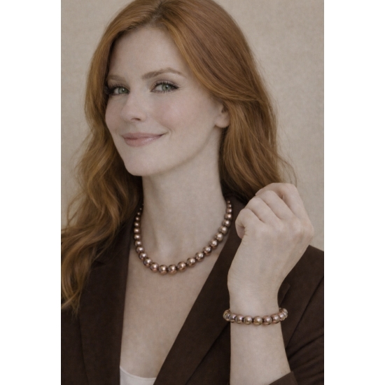 Klasyczny zestaw z pudrowo-różowych pereł – naszyjnik i bransoletka jako elegancki detal stylizacji.